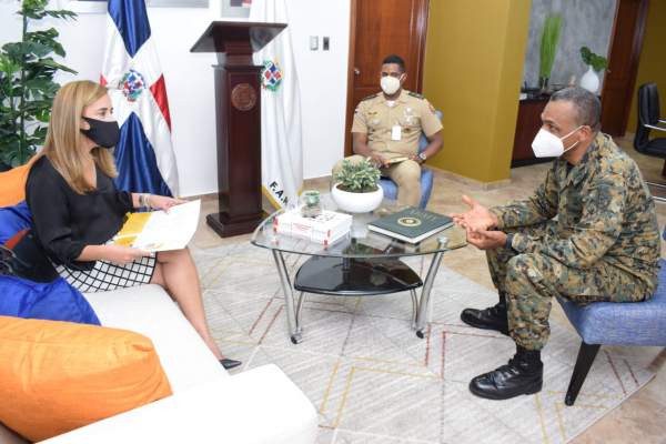 Visita de la Sra. Joanna Andino de Muñoz, esposa del Comandante General de la Fuerza Área de República Dominicana