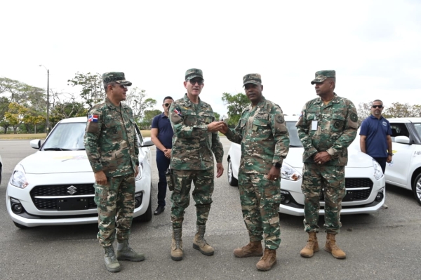 MIDE entrega nueva flotilla de automóviles a las Escuelas Vocacionales de las FF.AA. y P.N de Santo Domingo Este.