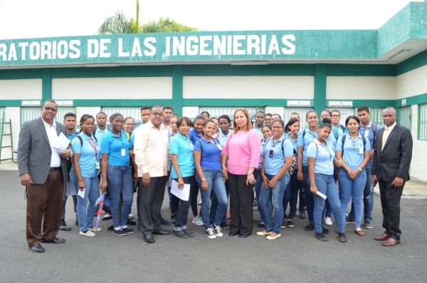 Recorrido en los laboratorios de la Universidad Utesa