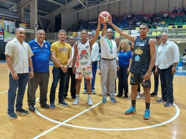 Colectivo deportivo entrega Medalla de Honor a Director de las Escuelas Vocacionales