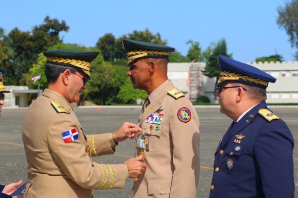 Condecoran con la Medalla “Vuelo Panamericano” al Mayor General ERD., Juan José Otaño Jiménez
