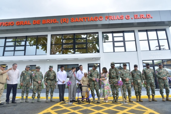 Ministro de Defensa y director de las Escuelas Vocacionales inauguran moderno edificio,  inician nuevo semestre académico y rinden homenaje