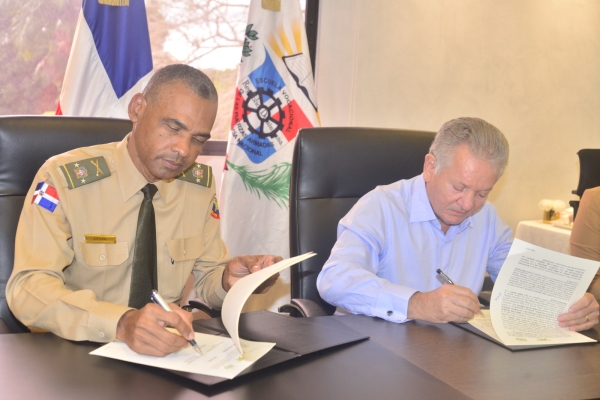 Escuelas Vocacionales firman acuerdo con Centro de Salud para ofrecer facilidades a servidores de la institución