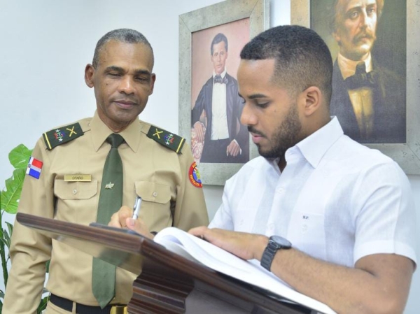 Director de las Escuelas Vocacionales recibe visita de Ministro de la Juventud